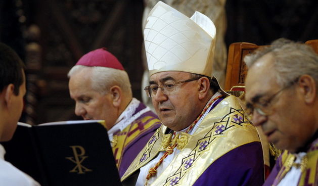 Zadar, 290110.
Vecer prije posljednjeg ispracaja pokojnog nadbiskupa mons. Ivana Prendje u katedrali sv. Stosije odrzano je tradicionalno bdijenje koje je predvodio kardinal Vinko Puljic (na fotografiji).
Foto: Jure Miskovic / CROPIX