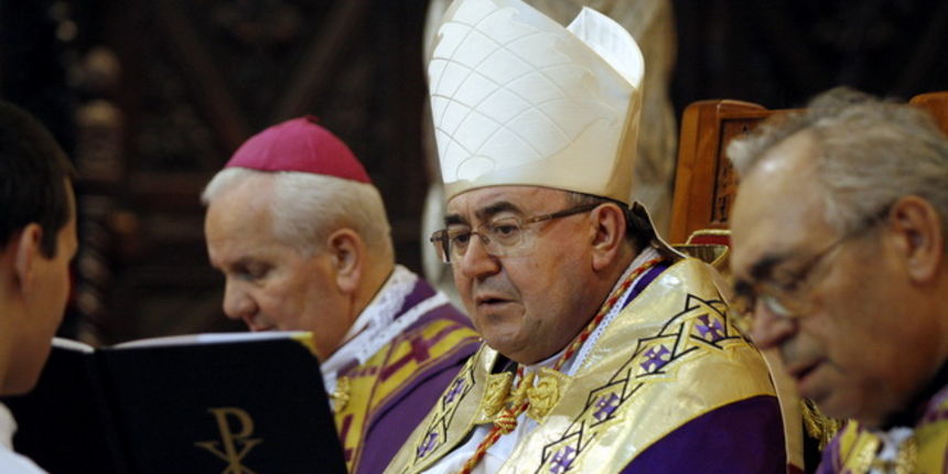 Zadar, 290110.
Vecer prije posljednjeg ispracaja pokojnog nadbiskupa mons. Ivana Prendje u katedrali sv. Stosije odrzano je tradicionalno bdijenje koje je predvodio kardinal Vinko Puljic (na fotografiji).
Foto: Jure Miskovic / CROPIX