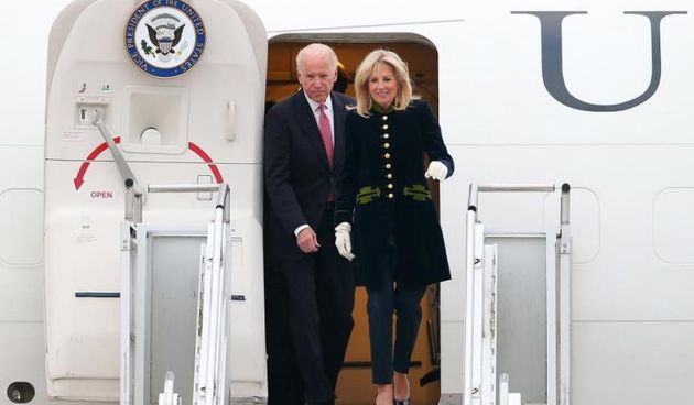 Zagreb – Americki potpredsjednik Joe Biden stigao je avionom Airforce 2 sa suprugom Jill Biden. U Zracnoj luci Zagreb docekalo ga je mnostvo novinara uz dosad nevidjene mjere osiguranja. Kao pocasni gost sudjelovat ce na regionalnom sastanku procesa Brdo-