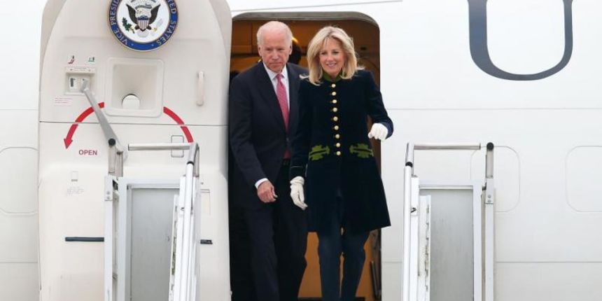 Zagreb – Americki potpredsjednik Joe Biden stigao je avionom Airforce 2 sa suprugom Jill Biden. U Zracnoj luci Zagreb docekalo ga je mnostvo novinara uz dosad nevidjene mjere osiguranja. Kao pocasni gost sudjelovat ce na regionalnom sastanku procesa Brdo- Zagreb – Americki potpredsjednik Joe Biden stigao je avionom Airforce 2 sa suprugom Jill Biden. U Zracnoj luci Zagreb docekalo ga je mnostvo novinara uz dosad nevidjene mjere osiguranja. Kao pocasni gost sudjelovat ce na regionalnom sastanku procesa Brdo-