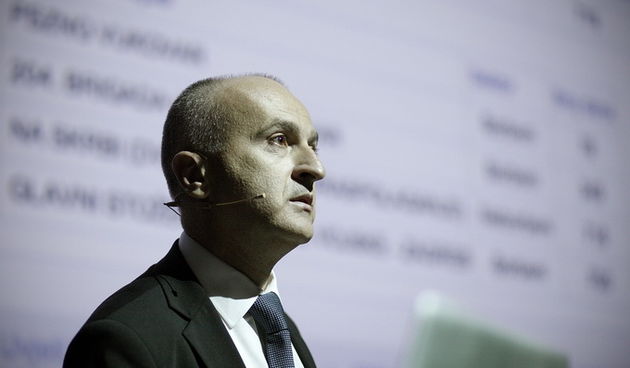 Zagreb, 191212.
Ministar branitelja Predrag Matic predstavio je Registar hrvatskih branitelja iz Domovinskog rata u Muzeju suvremene umjetnosti.
Na fotografiji: ministar Predrag Matic ispred registra branitelja.
Foto: Dragan Matic / CROPIX