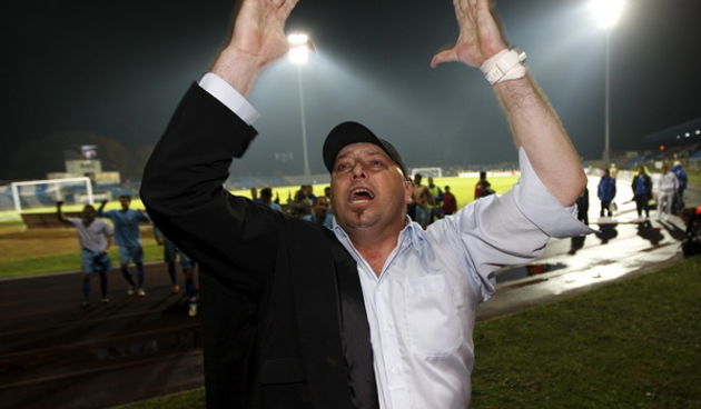 Karlovac, 241009.
Igraliste Branko Cavlovic – Cavlek.
1. T-Com HNL, 12 kolo.
Nogometna utakmica izmedju Karlovca i Hajduka.
Na fotografiji: trener Karlovca Igor Pamic slavi pobjedu nad Hajdukom.
Foto: Ronald Gorsic / CROPIX