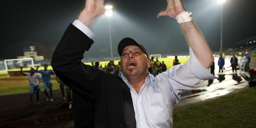 Karlovac, 241009.
Igraliste Branko Cavlovic – Cavlek.
1. T-Com HNL, 12 kolo.
Nogometna utakmica izmedju Karlovca i Hajduka.
Na fotografiji: trener Karlovca Igor Pamic slavi pobjedu nad Hajdukom.
Foto: Ronald Gorsic / CROPIX