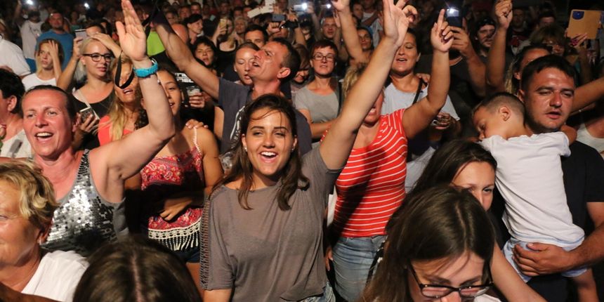 S Alenom Islamovićem po pljusku pjevalo šest tisuća Virana S Alenom Islamovićem po pljusku pjevalo šest tisuća Virana