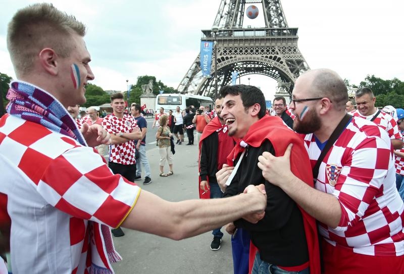 Euro 2016: Hrvatski navijači napravili fenomenalnu atmosferu u Parizu. Photo: Sanjin Strukić/PIXSELL Euro 2016: Hrvatski navijači napravili fenomenalnu atmosferu u Parizu. Photo: Sanjin Strukić/PIXSELL