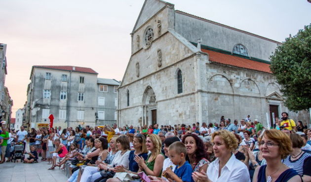 8. Međunarodni festival čipke u Pagu obilježila je modna revija i nastup klape Sol