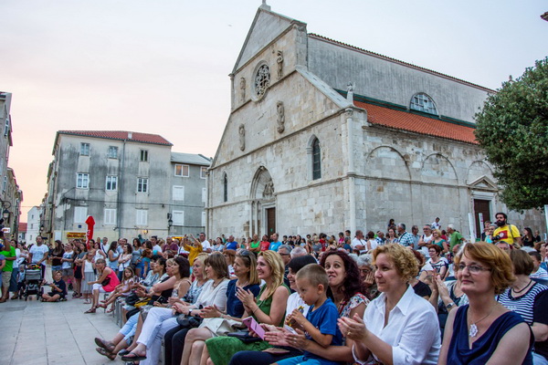 8. Međunarodni festival čipke u Pagu obilježila je modna revija i nastup klape Sol