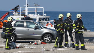 Zadar, 180411.
Vjezba uklanjanja eksplozivne naprave sa putnickog broda Zadar u kojoj su sudjelovale interventne sluzbe (hitna pomoc, policija, vatrogasaci, lucke kapetanija i drugi)
Na slici: detalj sa vjezbe.
Foto: Vladimir Ivanov / CROPIX Zadar, 180411.
Vjezba uklanjanja eksplozivne naprave sa putnickog broda Zadar u kojoj su sudjelovale interventne sluzbe (hitna pomoc, policija, vatrogasaci, lucke kapetanija i drugi)
Na slici: detalj sa vjezbe.
Foto: Vladimir Ivanov / CROPIX