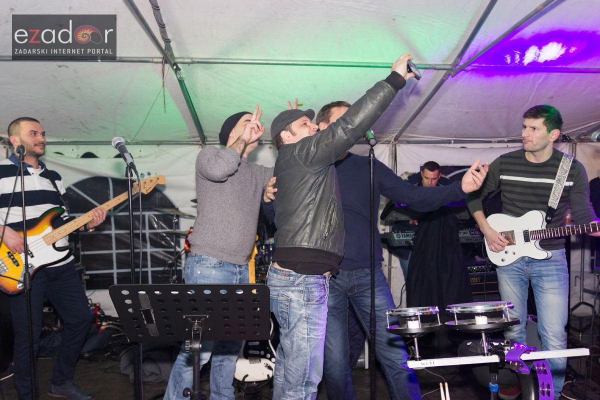 Humanitarni koncert “ZaDar Anđeli” održan je pod šatorom u u dvorištu Gimnazije Jurja Barakovića u Perivoju Vladimira Nazora