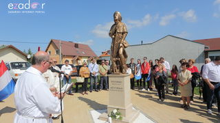 Bibinjci gradišćanskim Hrvatima darovali 1.82 metara visok kip sv. Roka Bibinjci gradišćanskim Hrvatima darovali 1.82 metara visok kip sv. Roka