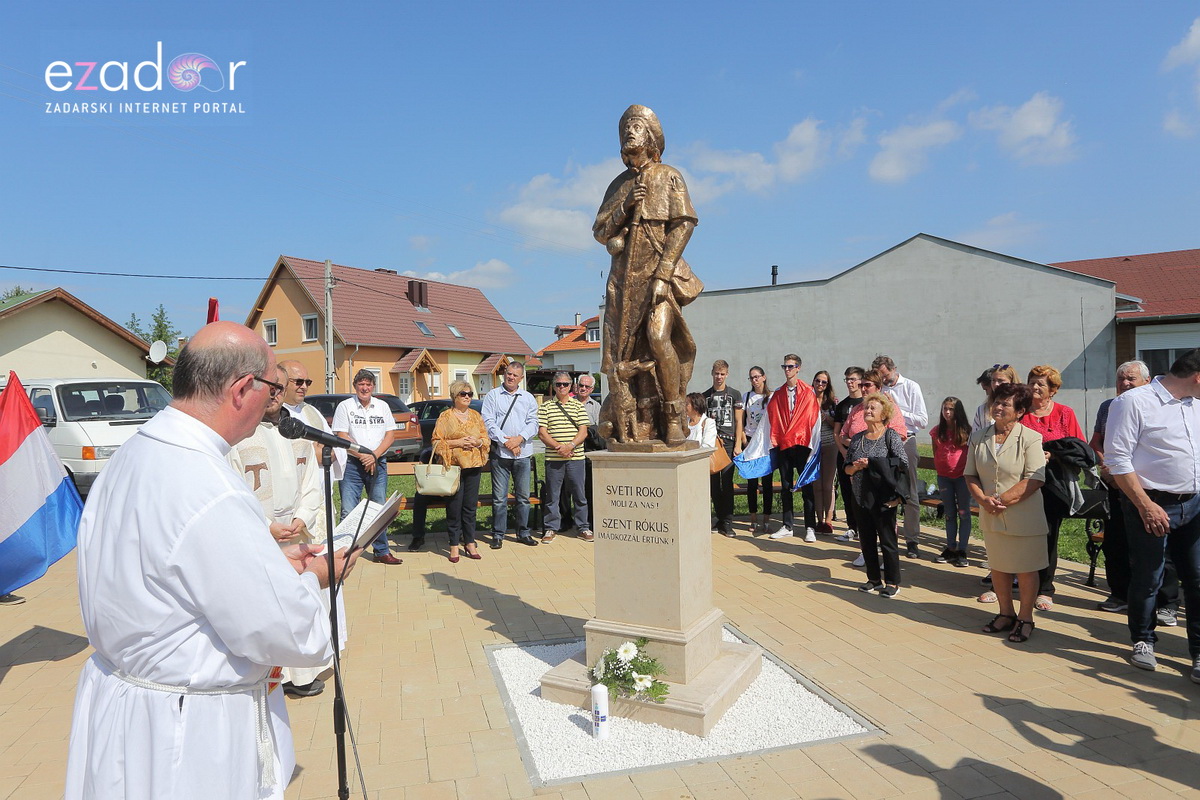 Bibinjci gradišćanskim Hrvatima darovali 1.82 metara visok kip sv. Roka Bibinjci gradišćanskim Hrvatima darovali 1.82 metara visok kip sv. Roka