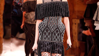 Visoka moda Alexander McQueen brenda za ovu jesen prava je poslastica za ljubitelje drame, inspirirana veličanstvenom kraljevskom odjećom.  Photo: Gianni Pucci/InDigitalteam/GoRunway.com