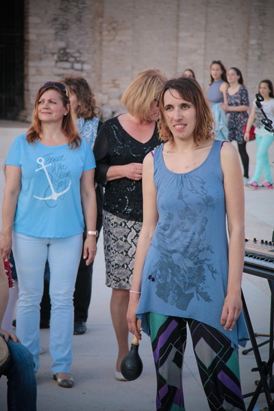 Glazbeno scenski nastup “Iskra ljubavi za mir” i grupna meditacija na Forumu