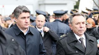 Dan sjecanja na zrtvu Vukovara 1991. – 2014. pod sloganom Vukovar – mjesto posebnog pijeteta. 23. je obljetnica stradavanja i zrtve Vukovara u Domovinskom ratu. Sudionici Kolone sjecanja prolaze ulicama grada do Memorijalnog groblja zrtava iz Domovinskog Dan sjecanja na zrtvu Vukovara 1991. – 2014. pod sloganom Vukovar – mjesto posebnog pijeteta. 23. je obljetnica stradavanja i zrtve Vukovara u Domovinskom ratu. Sudionici Kolone sjecanja prolaze ulicama grada do Memorijalnog groblja zrtava iz Domovinskog