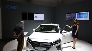 Posjetitelji razgledavaju modele automobila na Zagreb Auto Showu  koji se održava na zagrebačkom Velesajmu.  Photo: Borna Filić/PIXSELL