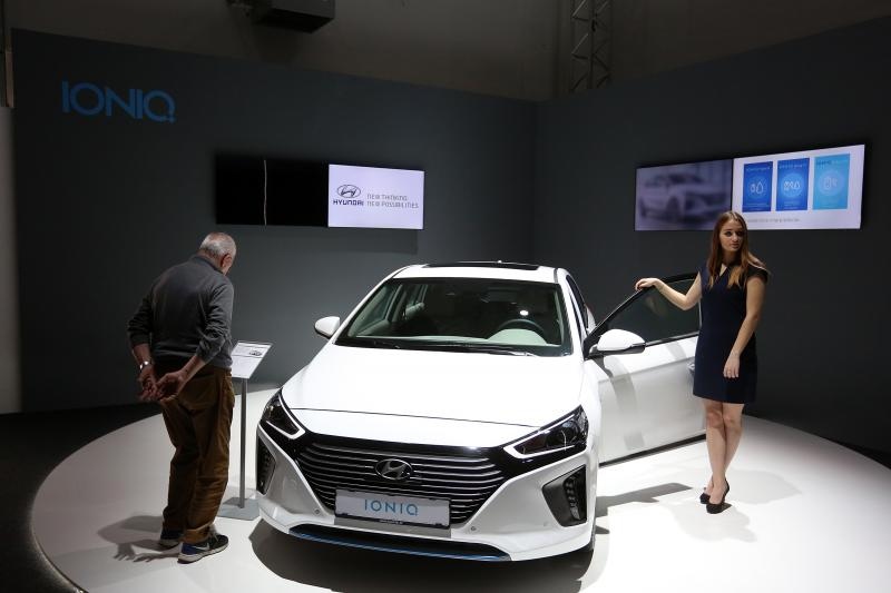 Posjetitelji razgledavaju modele automobila na Zagreb Auto Showu  koji se održava na zagrebačkom Velesajmu.  Photo: Borna Filić/PIXSELL