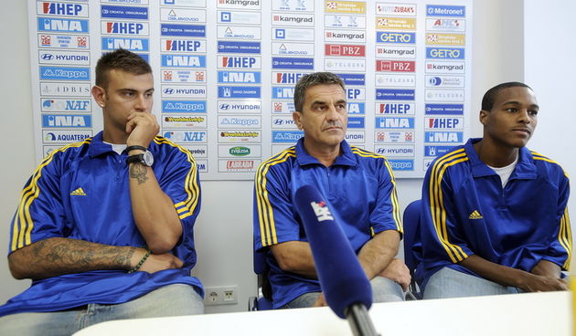 Zagreb, 160810.
Mario Kasun novi igrac KK Zagreb, na konferenciji za novinare sa trenerom Denisom Bajramovicem, skroz desno Alex Renfroe takodjer novi igrac Zagreba.
Foto: Drago Sopta / CROPIX