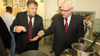 Zadar, 031010.
Predsjednik Hrvatske Ivo Josipovic posjetio je mjesto Lun na otoku Pagu. Obisao je stari maslinik i uljaru Lun Zeljimira Badurine.
Na fotografiji: predsjednik u uljari.
Foto : Vladimir Ivanov / CROPIX