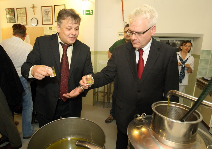 Zadar, 031010.
Predsjednik Hrvatske Ivo Josipovic posjetio je mjesto Lun na otoku Pagu. Obisao je stari maslinik i uljaru Lun Zeljimira Badurine.
Na fotografiji: predsjednik u uljari.
Foto : Vladimir Ivanov / CROPIX
