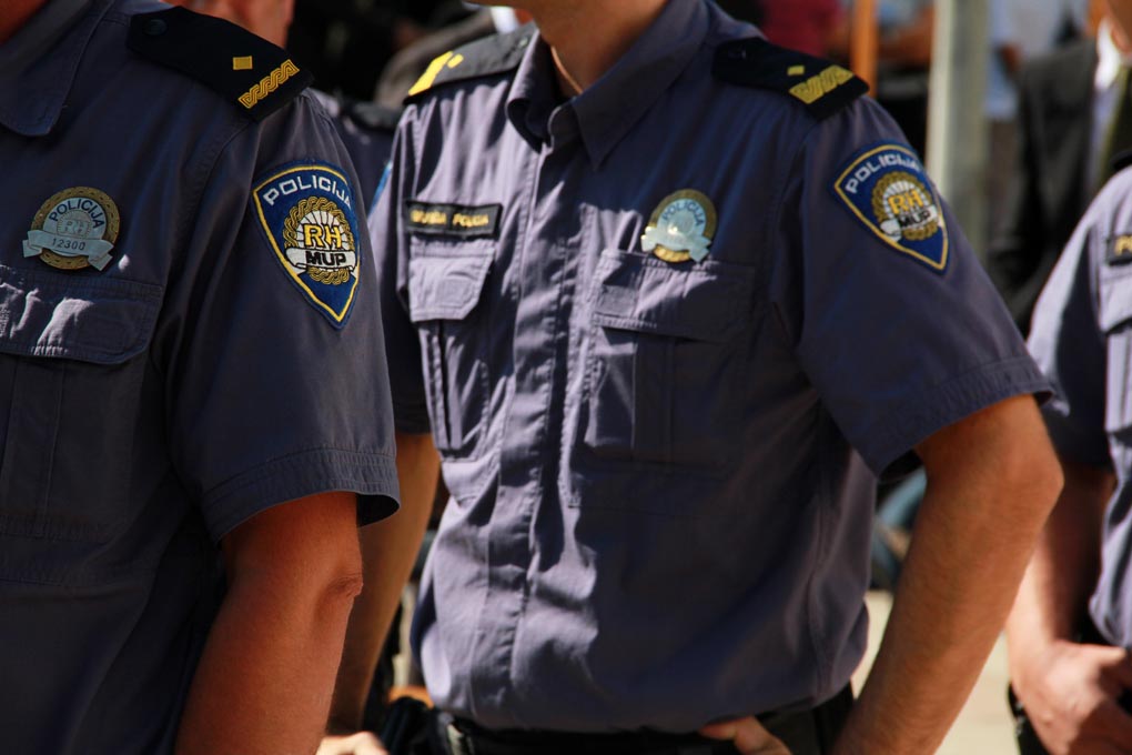 U prigodi Dana hrvatske policije i njihovog zaštitnika Sv.Mihovila danas je u PU Zadarskoj održana prigodna svečanost.U nastavku svečanosti, pokaznu vježbu samoobrane izveli su pripadnici interventne jedinice PU Zadarske te su podijeljena priznanja nagrađ U prigodi Dana hrvatske policije i njihovog zaštitnika Sv.Mihovila danas je u PU Zadarskoj održana prigodna svečanost.U nastavku svečanosti, pokaznu vježbu samoobrane izveli su pripadnici interventne jedinice PU Zadarske te su podijeljena priznanja nagrađ