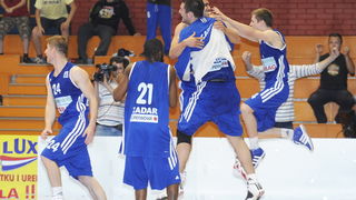 Zagreb, 080512.
Dvorana OS u Trnskom.
Kosarkaska A1 liga za prvaka, 13. kolo.
KK Zagreb – KK Zadar.
Na fotografiji: slavlje KK Zadar za osvojeno 4-to mjesto.
Foto: Damir Krajac / CROPIX Zagreb, 080512.
Dvorana OS u Trnskom.
Kosarkaska A1 liga za prvaka, 13. kolo.
KK Zagreb – KK Zadar.
Na fotografiji: slavlje KK Zadar za osvojeno 4-to mjesto.
Foto: Damir Krajac / CROPIX