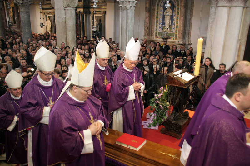 Posljednji ispraćaj nadbiskupa Marijana Oblaka