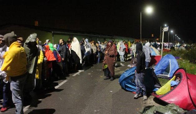 Tovarnik. Noc je donjela promjenu vremena i kisu. Volonteri su podjelili kabanice ali nemaju dovoljno za sve. Photo: Zeljko Lukunic/PIXSELL