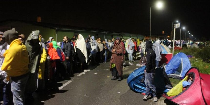 Tovarnik. Noc je donjela promjenu vremena i kisu. Volonteri su podjelili kabanice ali nemaju dovoljno za sve. Photo: Zeljko Lukunic/PIXSELL