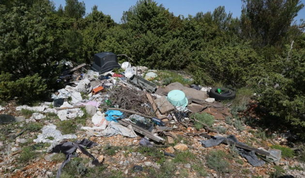 Divlje odlagalište otpada kod Debelog briga