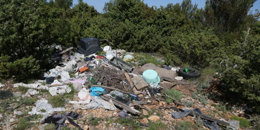 Divlje odlagalište otpada kod Debelog briga