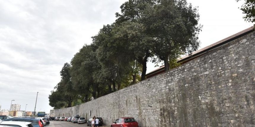 Sinoc je u padu sa zadarskih bedema smrtno stradao svicarski turist. Photo: Dino Stanin/PIXSELL