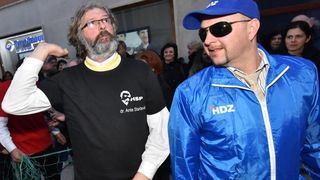 Poznata zadarska skupina Bleke i Konji na karnevalskoj povorci pojavila se sa stadom ovaca koje su doveli na sredisnji gradski trg. Clanovi skupine bili su obuceni u majice hrvatskih politickih stranaka koje su medjusobno izmjenjivali uz domoljubne pjesme