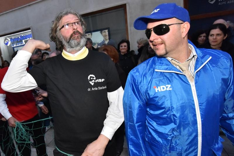 Poznata zadarska skupina Bleke i Konji na karnevalskoj povorci pojavila se sa stadom ovaca koje su doveli na sredisnji gradski trg. Clanovi skupine bili su obuceni u majice hrvatskih politickih stranaka koje su medjusobno izmjenjivali uz domoljubne pjesme