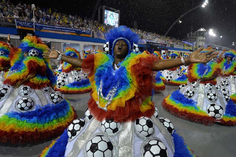 Tradicionalni karneval u Brazilu, foto: NELSON ALMEDIA Tradicionalni karneval u Brazilu, foto: NELSON ALMEDIA