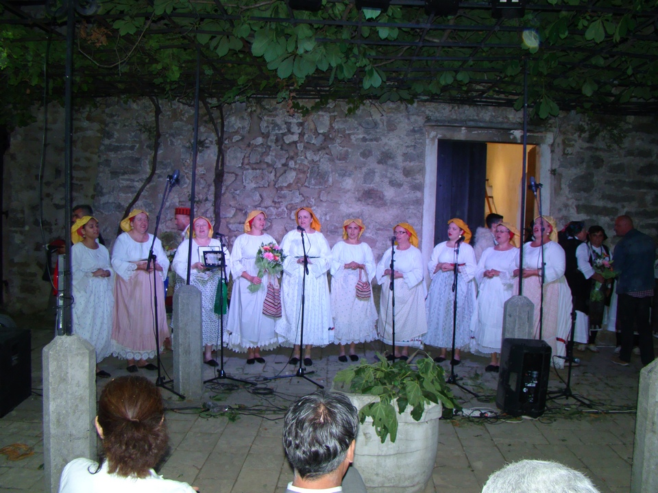 U subotu, 16. srpnja, na Kaštelu Benković u Benkovcu, u sklopu Benkovačkog kulturnog ljeta održan je “9. Etno festival – Benkovac 2016.” U subotu, 16. srpnja, na Kaštelu Benković u Benkovcu, u sklopu Benkovačkog kulturnog ljeta održan je “9. Etno festival – Benkovac 2016.”