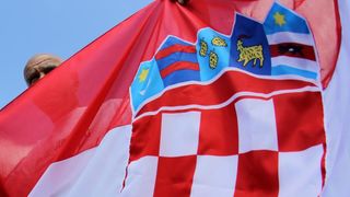 30.06.2013., Zadar – Povodom ulaska Republike Hrvatske u Europsku uniju mladic i djevojka skocili su s Maslenickog mosta sa zastavom Europske unije, dok je mladi Britanac skocio sa hrvatskom zastavom. Photo: Filip Brala/PIXSELL Autor  Filip Brala/PIXSEL