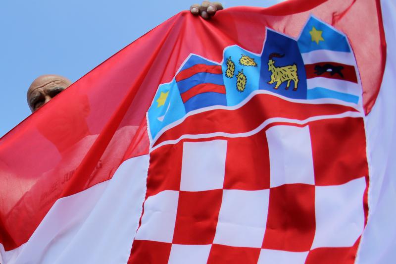 30.06.2013., Zadar – Povodom ulaska Republike Hrvatske u Europsku uniju mladic i djevojka skocili su s Maslenickog mosta sa zastavom Europske unije, dok je mladi Britanac skocio sa hrvatskom zastavom. Photo: Filip Brala/PIXSELL Autor  Filip Brala/PIXSEL