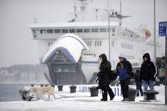 Split, 030212.
Nakon nekoliko godina, danima najavljivan snijeg pao je i na Splitskom podrucju. Iako je bio najavljen, Splicani nisu bili spremni na bijeli pokrivac, te im je on uz snaznu buru otezavao svakodnevni zivot. Teperatura je bila oko -3. Najvjer Split, 030212.
Nakon nekoliko godina, danima najavljivan snijeg pao je i na Splitskom podrucju. Iako je bio najavljen, Splicani nisu bili spremni na bijeli pokrivac, te im je on uz snaznu buru otezavao svakodnevni zivot. Teperatura je bila oko -3. Najvjer
