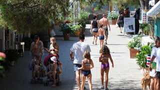 Zadar, 220811.
U turistickom  naselju Zaton u sklopu kojeg se nalazi i najveci autokamp u Hrvatskoj izuzetno su zadovoljni ovogodisnjom sezonom, broj gostiju u odnosu na druge godine je porastao za 7 posto. Trenutno se u naselju (kampu i apartmanima) nala