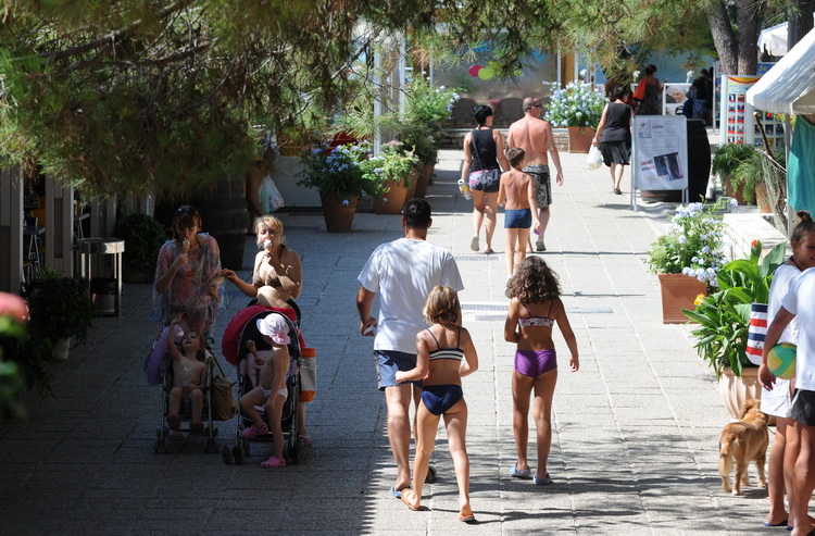 Zadar, 220811.
U turistickom  naselju Zaton u sklopu kojeg se nalazi i najveci autokamp u Hrvatskoj izuzetno su zadovoljni ovogodisnjom sezonom, broj gostiju u odnosu na druge godine je porastao za 7 posto. Trenutno se u naselju (kampu i apartmanima) nala