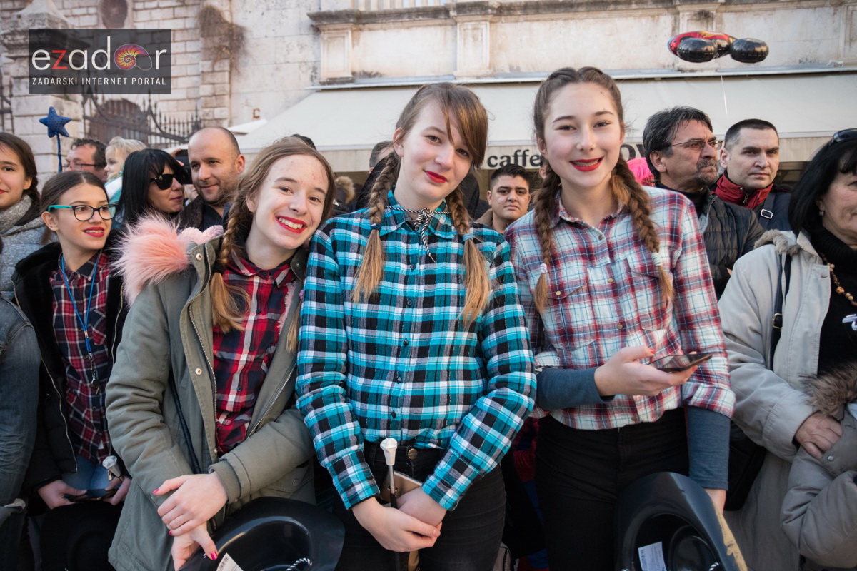 Zadarski karneval 2018: Povorka maškaranih skupina od Gradskih vrata preko Foruma do Narodnog trga Zadarski karneval 2018: Povorka maškaranih skupina od Gradskih vrata preko Foruma do Narodnog trga