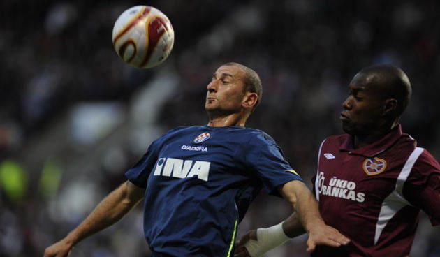 Edinburgh, 270809.
Tynecastle Stadion.
Uzvratna kvalifikacijska nogometna utakmica za ulazak u Uefinu Europsku ligu izmedju zagrebackog Dinama i skotskog Heartsa.
Na slici: Dimitrios Papadopoulos i Jose Goncalves.
Foto: Drago Sopta / CROPIX