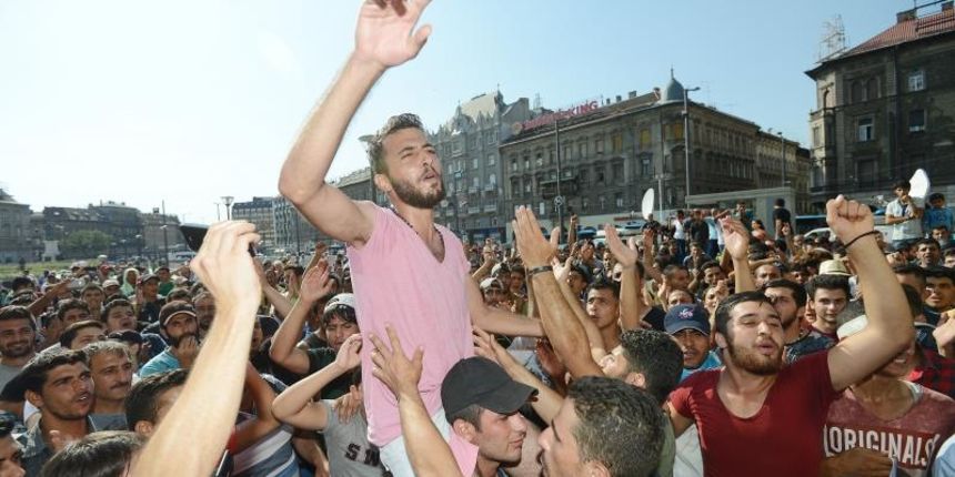 Izbjeglice i imigranti na željezničkom kolodvoru Keleti ulicama Budimpešte, Photo: Marko Jurinec/PIXSELL Izbjeglice i imigranti na željezničkom kolodvoru Keleti ulicama Budimpešte, Photo: Marko Jurinec/PIXSELL