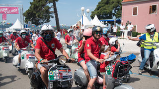 Spektakularni defile vespaša, foto: Vinko Pešić Spektakularni defile vespaša, foto: Vinko Pešić