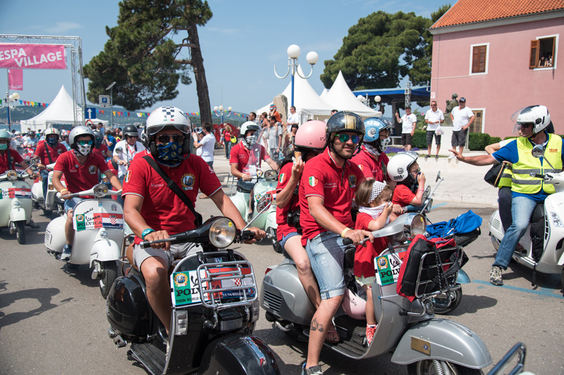Spektakularni defile vespaša, foto: Vinko Pešić Spektakularni defile vespaša, foto: Vinko Pešić