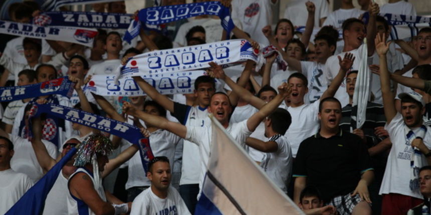 Zagreb, 180513.
Dvorana Kresimira Cosica. Kosarkaska utakmica polufinala doigravanja za prvaka Hrvatske (1 utakmica) izmedju KK Zadar i KK Cedevita.
Na fotografiji: navijaci Zadra Tornado.
Foto: Jure Miskovic / CROPIX Zagreb, 180513.
Dvorana Kresimira Cosica. Kosarkaska utakmica polufinala doigravanja za prvaka Hrvatske (1 utakmica) izmedju KK Zadar i KK Cedevita.
Na fotografiji: navijaci Zadra Tornado.
Foto: Jure Miskovic / CROPIX