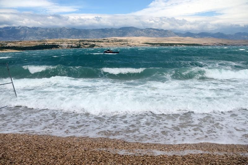 Olujna bura poharala plažu Zrće. Photo: Dalibor Urukalović/PIXSELL
