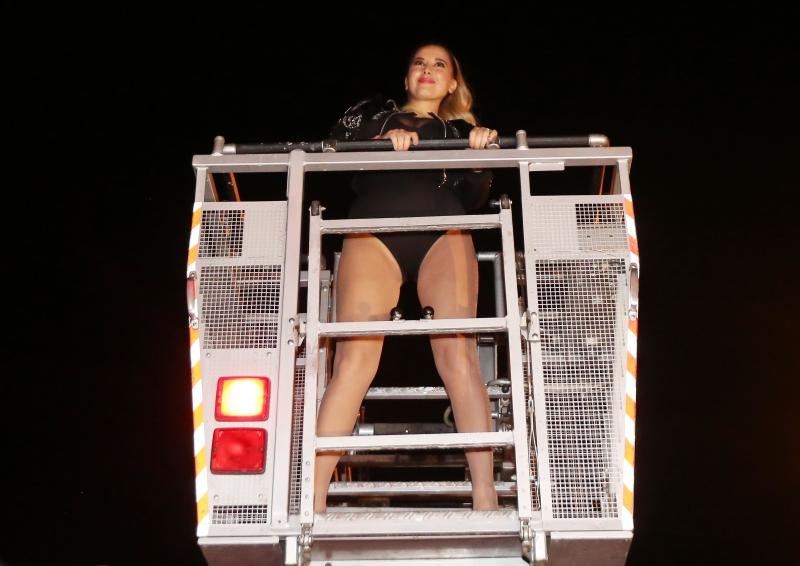 CMC Festival Vodice: Spektakularan dolazak Nives Celzijus u košari vatrogasnog vozila. Photo: Hrvoje Jelavić/PIXSELL CMC Festival Vodice: Spektakularan dolazak Nives Celzijus u košari vatrogasnog vozila. Photo: Hrvoje Jelavić/PIXSELL