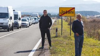Jošani: Tri osobe poginule u frontalnom sudaru između dva automobila Jošani: Tri osobe poginule u frontalnom sudaru između dva automobila