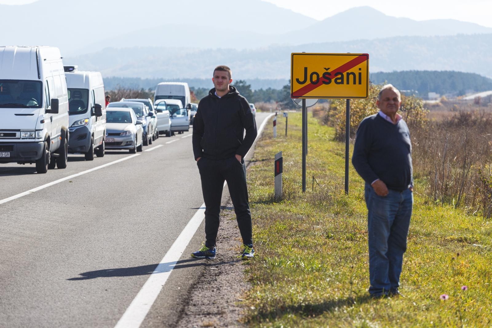 Jošani: Tri osobe poginule u frontalnom sudaru između dva automobila Jošani: Tri osobe poginule u frontalnom sudaru između dva automobila